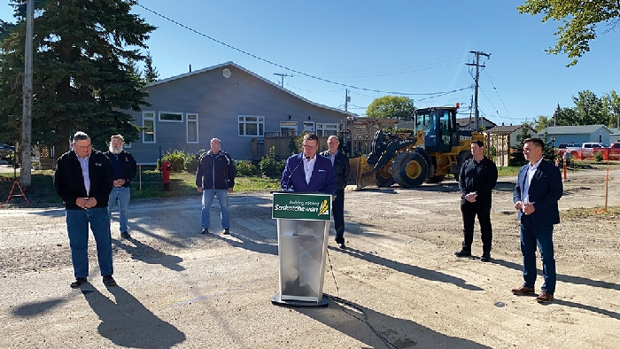 <b>MEEP funding for Moosomin</b><br>Saskatchewan Premier Scott Moe was in Moosomin Wednesday to announces that Moosomin will receive almost $400,000 in MEEP funding from the provincial government, in addition to about $600,000 in provincial revenue sharing for 2020 and $163,000 in Safe Restart funding.. Moosomin MLA Steven Bonk is at right, Mayor Larry Tomlinson is at left, and Councillors Greg Nosterud, Chris Davidson, Ron Fisk, and Murray Gray are across the back
