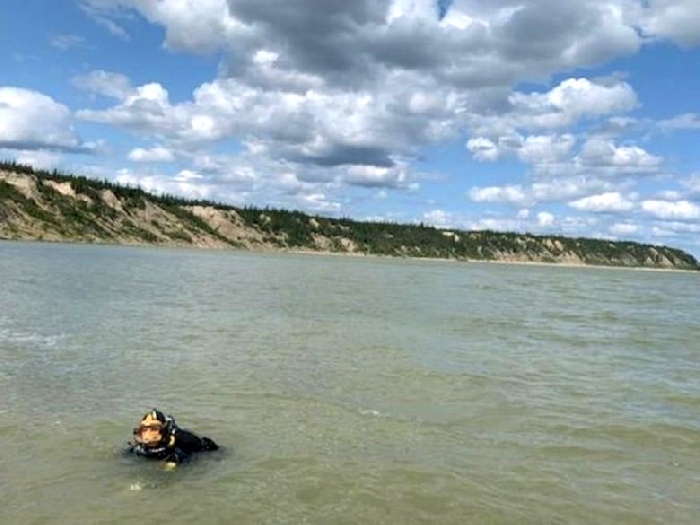 RCMP divers search the Nelson River in northern Manitoba