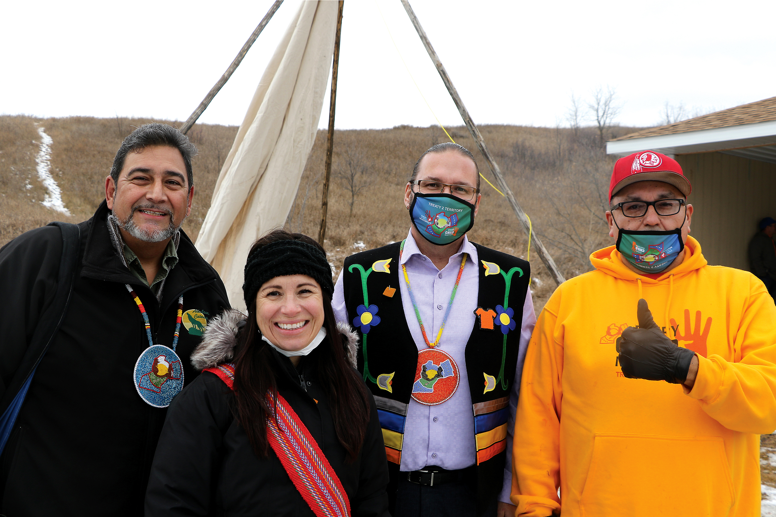 Allen Sutherland Skownan, First Nation Treaty 2, Tanya Huberdeau-Simard (pre-kindergarden teacher), Boh Kubrovich Lead Keeper of Treaty 2 territory and Scott Lynxleg Tootinaowaziibeeng Treaty Reserve Treaty 4 in the building of the tipi at École Saint-Lazare in Manitoba.